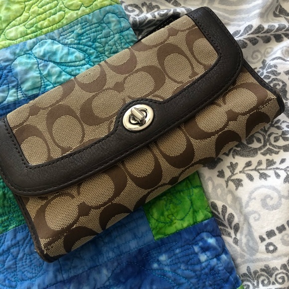 Coach turn lock wallet -*authentic*